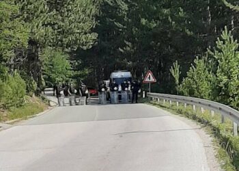 Htjeli da se susretnu sa učesnicima auto-litije iz Srbije, policija zabranila prolaz