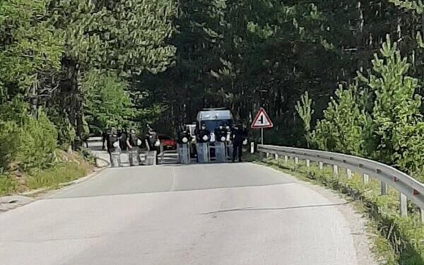 Htjeli da se susretnu sa učesnicima auto-litije iz Srbije, policija zabranila prolaz