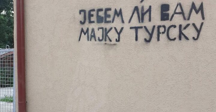 Četnicko divljanje u Beranama: Nacionalističke poruke osvanule na kućama muslimana