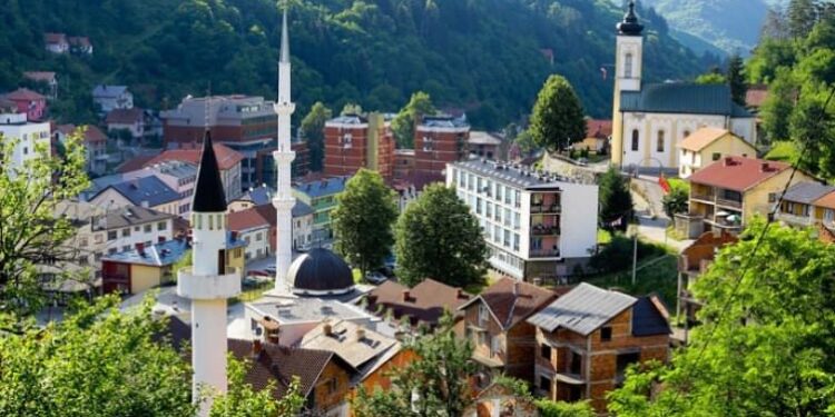 Ispred srebreničke crkve se orilo: “Ne volim te Alija, zato što si balija” (Video)