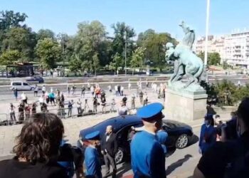 ZVIŽDUCI ZA ZUKORLIĆA ISPRED SKUPŠTINE SRBIJE (video)