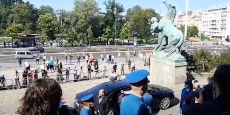 ZVIŽDUCI ZA ZUKORLIĆA ISPRED SKUPŠTINE SRBIJE (video)