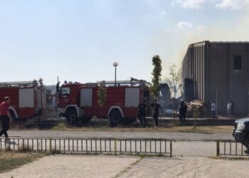 Nikšić: Požar u dvorištu starog vojnog magacina