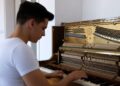 Virtuoz iz Tutina za klavirom (Video)