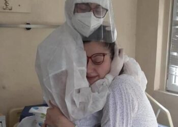 DIRLJIVO: Zagrljaj bliznakinja u kovid bolnici u Pazaru… (foto)