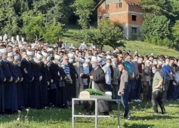 BOLNA TIŠINA NA MEZARJU: OTAC ZUHDIJA KLANJAO DŽENAZU SINU AHMEDU
