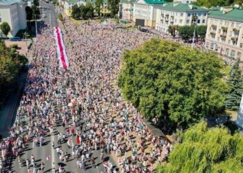 U Minsku na ulicama više od 200 hiljada ljudi, državna televizija prenosi koncert pop pjevača