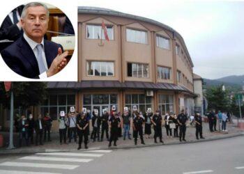 GRAĐANI PLJEVALJA SA TRANSPARENTOM “GLADNI SMO” DOČEKALI PREDSJEDNIKA ĐUKANOVIĆA: PROŠAO, NE OBAZIRUĆI SE NA NJIH!