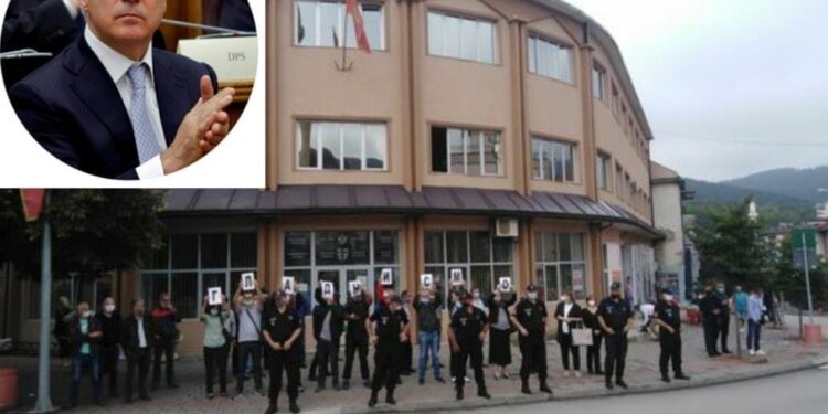 GRAĐANI PLJEVALJA SA TRANSPARENTOM “GLADNI SMO” DOČEKALI PREDSJEDNIKA ĐUKANOVIĆA: PROŠAO, NE OBAZIRUĆI SE NA NJIH!