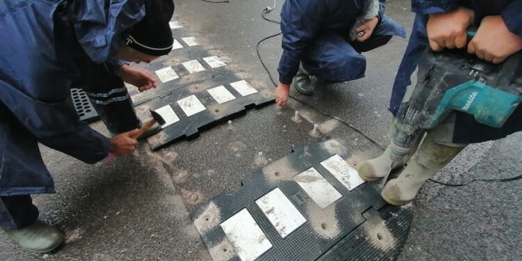 U Tutinu postavljeno novih 14 ležećih policajaca (video)