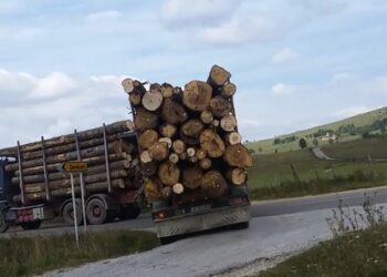 U selu Đerekare pretovareni kamioni lome seoski asfalt