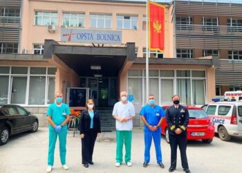 DONACIJA AMERIČKE AMBASADE BERANSKOJ BOLNICI: URUČENA OPREMA ZA BORBU PROTIV KORONAVIRUSA