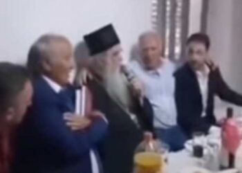 (VIDEO) AMFILOHIJE ZAPJEVAO U KUČIMA: “DA SE SRPSKA VOJSKA NA KOSOVO VRATI…”