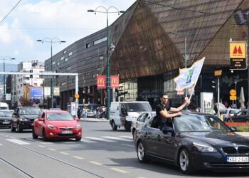 Defile u Sarajevu: Autima, trubama i zastavama protiv terora nad Bošnjacima Crne Gore