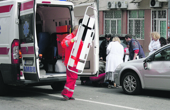 TRAGEDIJA NA ČUKARICI Žena skočila sa trećeg sprata zgrade