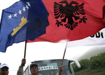 TENZIJE NA KOSOVU: Sveštenik skinuo albansku zastavu, druga strana izgazila srpsku…