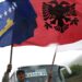 TENZIJE NA KOSOVU: Sveštenik skinuo albansku zastavu, druga strana izgazila srpsku…