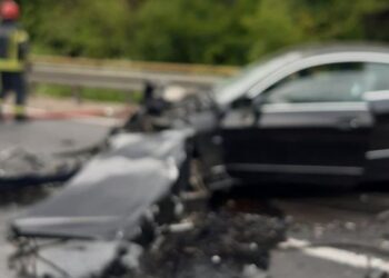 Užasna saobraćajka u Kraljevu: Pijan se BMW-om zakucao direktno u reno, jedna osoba nastradala druga u životnoj opasnosti