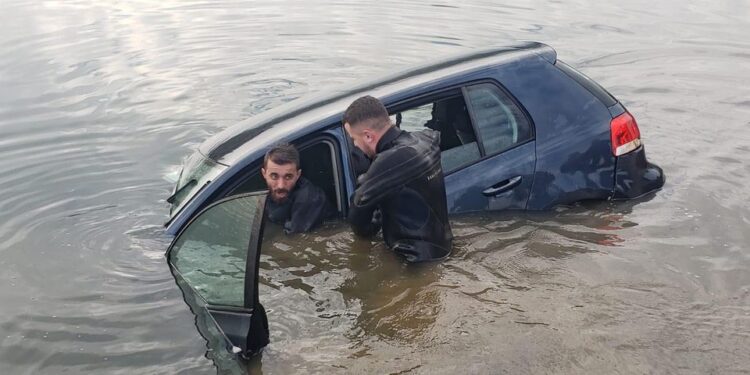 Automobil upao u veštačko jezero u Južnoj Mitrovici