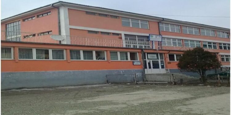 KRVAVI OBRAČUN u školskom dvorištu u TUTINU: Dječak (14) NOŽEM IZBO učenika (13)