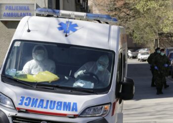 Ubačen suzavac u gradski autobus u Beogradu, vozač u bolnici