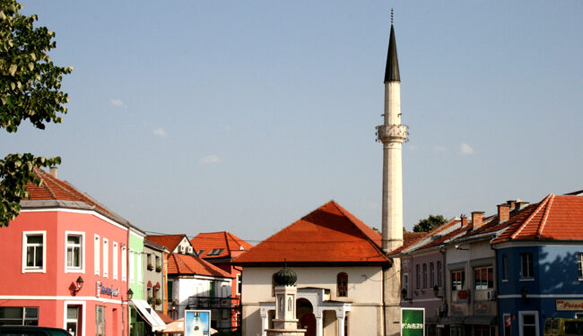 ČARŠIJSKA DŽAMIJA U TUZLI-HADŽI HASAN JE DŽAMIJU PODIGAO 1548.GODINE, POSLIJE ČEGA JE I MAHALA DOBILA NJEGOVO IME…