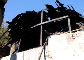 (VIDEO) Izgorjela stara zgrada u Kadiluku