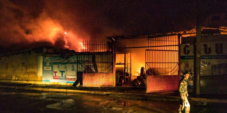 Snažno bombardiran glavni grad regije oko koje ratuju Armenija i Azerbajdžan