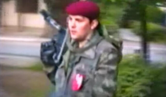 (VIDEO) Maltretiranje nesrpskog stanovništva od strane paravojne formacije Nenada Stevandića u junu 1992. godine: “Otvaraj je**em ti majku”