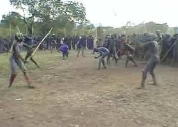 (VIDEO) ZA MLADU SE MOTKAMA BORE DO SMRTI: Surovi ritual etiopskog plemena koji vlada nije uspjela da ukine