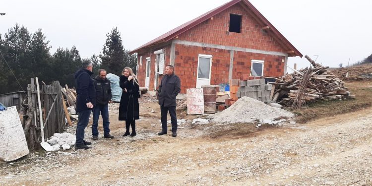 NARODNA POSLANICA SELMA KUČEVIĆ POSJETILA PORODICU VEJSELOVIĆ, NAKON POŽARA U KOJEM IM JE KUĆA IZGORJELA