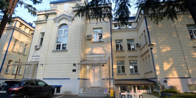 Pacijent skočio sa prozora KBC Dragiše Mišović, umro na licu mjesta