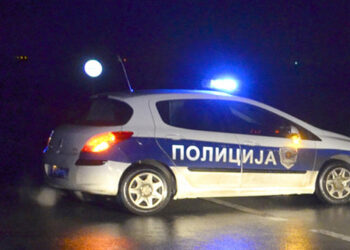 PUCNJAVA NA KARABURMI Napadač iz automobila u pokretu ispalio više metaka u “Mercedes”