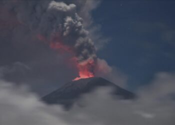 Eruptirao vulkan Ili Lewotolok u Indoneziji