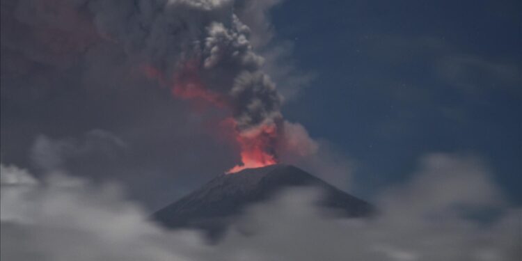 Eruptirao vulkan Ili Lewotolok u Indoneziji