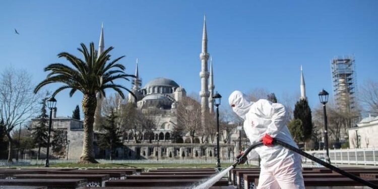 SITUACIJA S VIRUSOM SVE GORA: TURSKA ZATVARA ŠKOLE I KAFIĆE, ZA VIKEND SE UVODI POLICIJSKI SAT