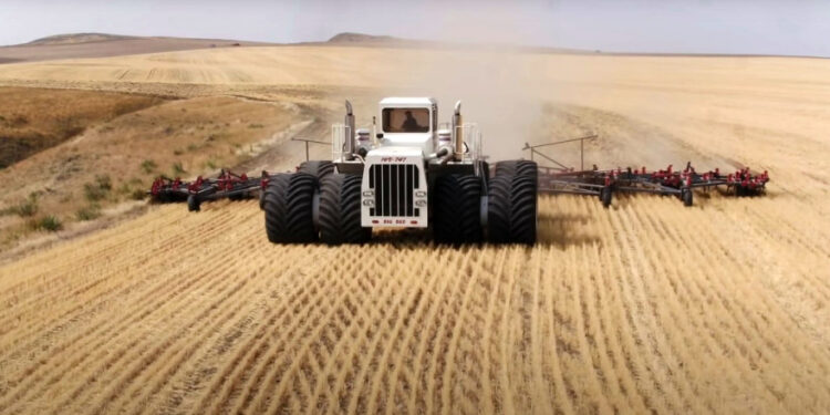 (VIDEO) Big Bud 16V-747 ponovo u funkciji: Najveći traktor na svijetu obradi 1,2 hektara u minuti
