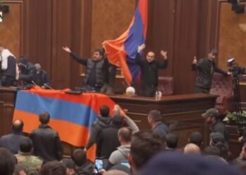 (VIDEO) NEZADOVOLJNI SPORAZUMOM: ARMENCI RAZBIJALI PO ZGRADI INSTITUCIJA, PRETUČEN PREDSJEDNIK PARLAMENTA