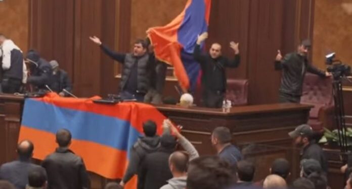 (VIDEO) NEZADOVOLJNI SPORAZUMOM: ARMENCI RAZBIJALI PO ZGRADI INSTITUCIJA, PRETUČEN PREDSJEDNIK PARLAMENTA