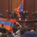 (VIDEO) NEZADOVOLJNI SPORAZUMOM: ARMENCI RAZBIJALI PO ZGRADI INSTITUCIJA, PRETUČEN PREDSJEDNIK PARLAMENTA