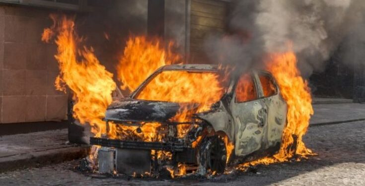 TUTINAC ZAPALIO DVA AUTOMOBILA I UKRAO NAFTU IZ KAMIONA