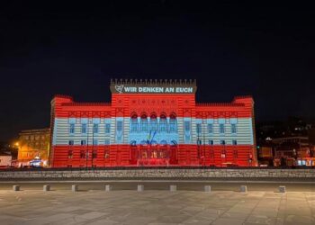 VIJEĆNICA U BOJAMA AUSTRIJE: ZNAK PODRŠKE ZA SVE STRADALE U TERORISTIČKOM NAPADU