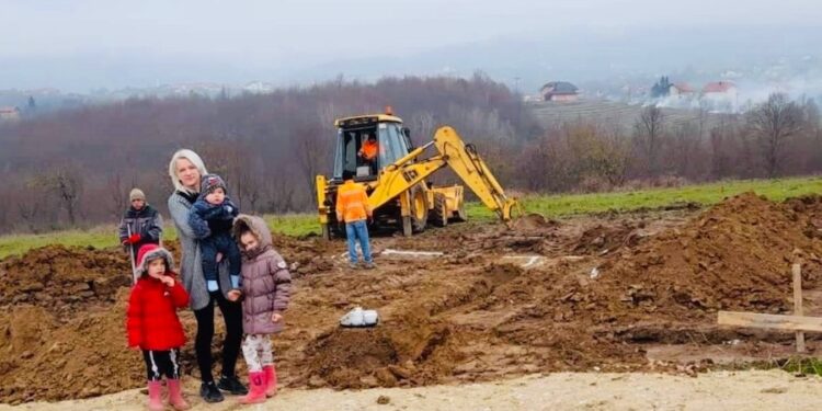 Kozarac: Samohranoj majci troje maloljetne djece gradi se kuća