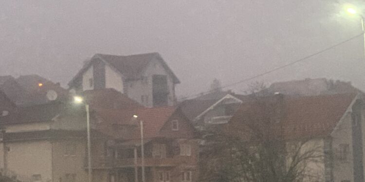 (VIDEO) Tutin pokrili gusti oblaci-magla ili nešto drugo?