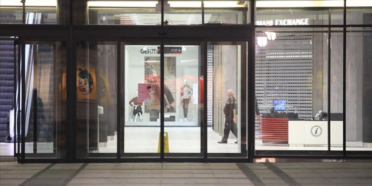 Srbija: Od utorka skraćen rad ugostiteljskih objekata i tržnih centara do 18 časova