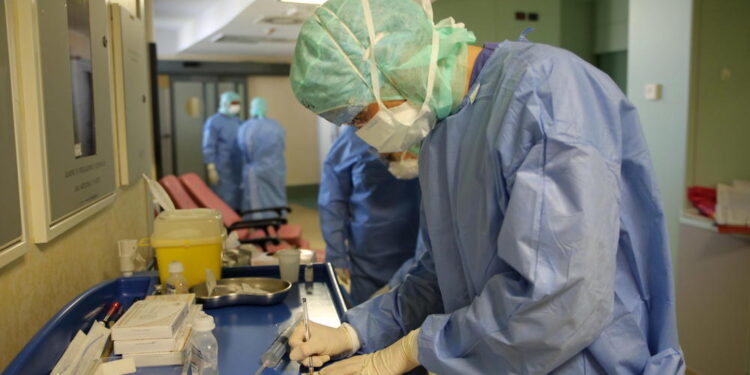 KORONA BOMBA U SRBIJI! Svaka treća osoba je ZARAŽENA, OVA BROJKA POSEBNO ZABRINJAVA