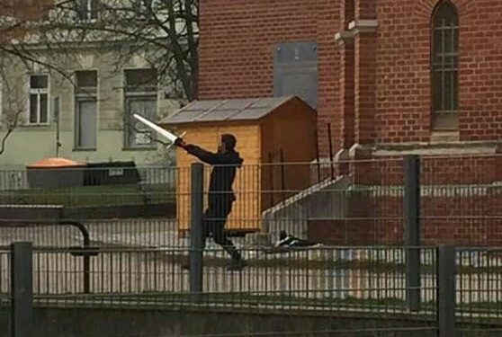 Beč: Nepoznati muškarac mahao mačem ispred crkve?