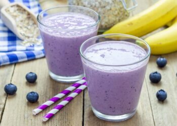 PRIRODNI LIJEK ZA KRVNI PRITISAK: ČAŠA SMUTIJA OD BOROVNICE I BANANE ČINI ČUDA!