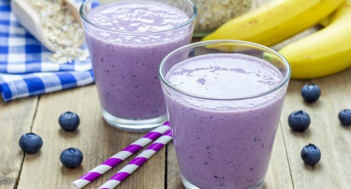 PRIRODNI LIJEK ZA KRVNI PRITISAK: ČAŠA SMUTIJA OD BOROVNICE I BANANE ČINI ČUDA!