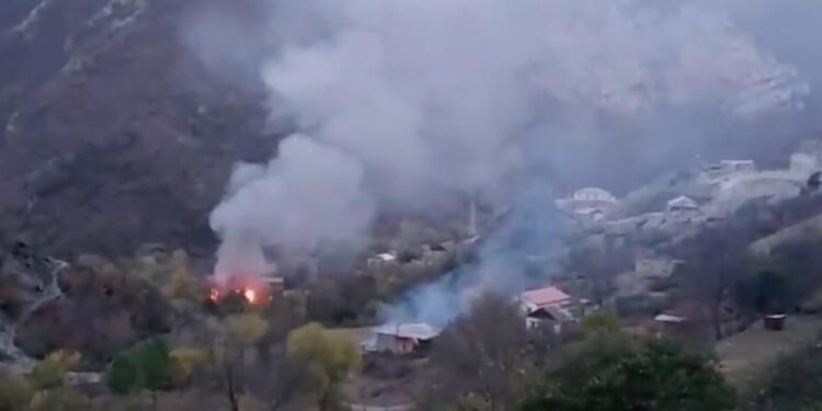 (VIDEO) Jermeni pale i napuštaju svoje domove